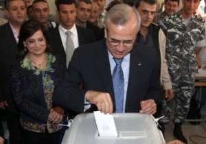 ELECTIONS MUNICIPAL  suleiman casts vote
