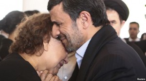 ahmadinejad hugging Chavez mother