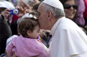 pope frnacis kisses a little girl
