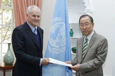 This photo released by the United Nations shows professor Ake Sellstrom, head of the chemical weapons team working in Syria, handing over the report on the Al-Ghouta massacre to Secretary-General Ban Ki-moon Sunday Sept. 15, 2013. (AP Photo/United Nations, Paulo Filgueiras)