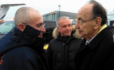 A handout photo shows former German Foreign Minister Hans-Dietrich Genscher (R) shaking hands with Kremlin opponent Mikhail Khodorkovsky (L) at the General Aviation Terminal (GAT) in the south of the airport Berlin-Schoenefeld, Germany, 20 December 2013. Khodorkovsky has arrived to Germany after being released from a Russian prison camp on December 20.  