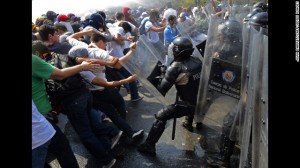 venezuelan police  protesters 