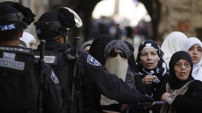 Israeli policemen prevent Palestinian women from entering the compound which houses al-Aqsa mosque and is known to Muslims as Noble Sanctuary and to Jews as Temple Mount, in Jerusalem's Old City April 16, 2014.