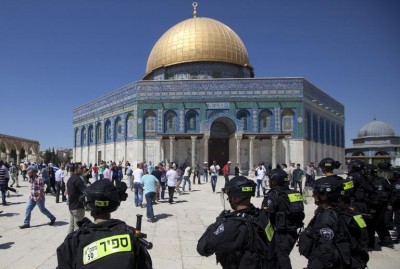 israeli police clash with palestinians at Al Aqsa mosque