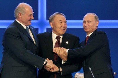 From left: Belarusian President Alexander Lukashenko, Kazakh President Nursultan Nazarbayev, and Russian President Vladimir Putin attend a signing ceremony during the Summit of Supreme Eurasian Economic Council on May 29 in Astana, Kazakhstan