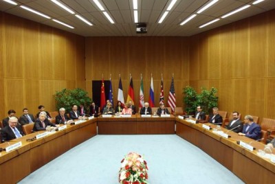 A general view of a meeting with European Union foreign policy chief Catherine Ashton (centre L) and Iranian Foreign Minister Mohammad Javad Zarif (centre R) in Vienna April 9, 2014. Six world powers and Iran will need "a lot of intensive work" to bridge differences during talks over Tehran's nuclear programme, Ashton said on Wednesday after their latest meeting. REUTERS/Heinz-Peter Bader  (AUSTRIA - Tags: POLITICS ENERGY)