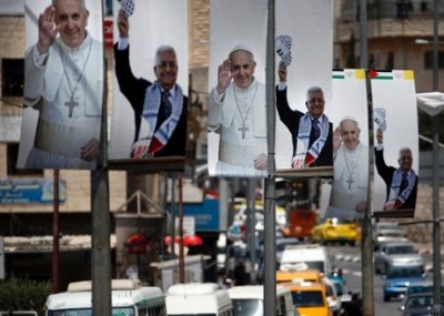 Banners bearing portraits of Pope Francis and Palestinian Authority president Mahmud Abbas are displayed on the main street of the West Bank Town of Bethlehem, on May 20, 2014 (AFP Photo/Thomas Coex)