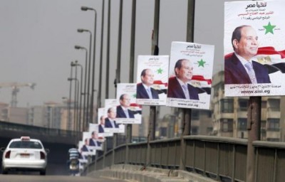 A car travels past posters of presidential candidate and Egypt's former army chief and Abdel Fattah al-Sisi on a bridge in Cairo May 22, 2014.  REUTERS/Amr Abdallah Dalsh