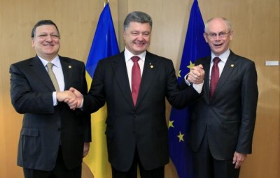 Ukraine's President Petro Poroshenko (C) poses with European Commission President Jose Manuel Barroso (L) and European Council President Herman Van Rompuy (R) at the EU Council in Brussels June 27, 2014. REUTERS/Stringer