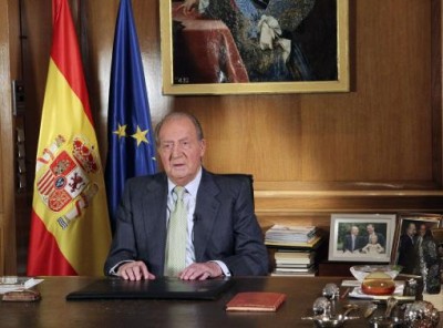 Spain's King Juan Carlos delivers his statement at Zarzuela Palace in Madrid June 2, 2014.   REUTERS/Spanish Royal House