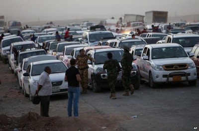 Fleeing Iraqis near the Kurdish city of Irbil