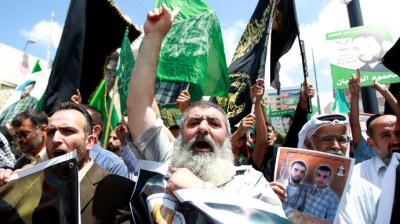 Palestinian men take part in a demonstration in the West Bank town of Bethlehem on June 6, 2014 in solidarity with Palestinian prisoners on hunger strike in Israeli jails. (AFP Photo/ Musa Al-Shaer)