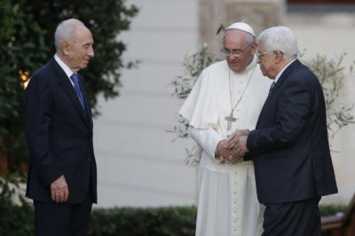 (L-R) Israeli President Shimon Peres, Pope Francis and Palestinian President Mahmoud Abbas talk after a prayer meeting at the Vatican June 8, 2014. 