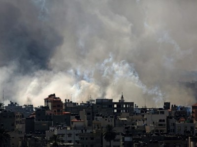 Smoke rises after Israeli tanks shell the Al Shejaeiya neighborhood in the east of Gaza City on July 27. (Photo: Mohammed Saber, epa)