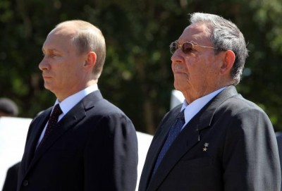 Russian President Vladimir Putin (L) stands next to Cuba's President Raul Castro as they attend a wreath-laying ceremony at the Soviet Soldier monument in Havana July 11, 2014.   REUTERS/Alejandro Ernesto/Pool