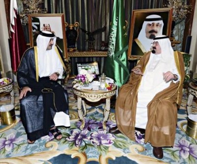 Qatar's Emir Sheikh Tamim bin Hamad al-Thani (L) listens to Saudi Arabia's King Abdullah bin Abdulaziz al-Saud during a meeting in the Saudi Red Sea city of Jeddah July 22, 2014 in this handout photo provided by the Saudi Press Agency.  REUTERS/Saudi Press Agency/Handout via Reuters