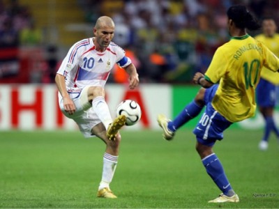 zinedine-zidane-playing-against-ronaldinho-in-france-vs-brazil