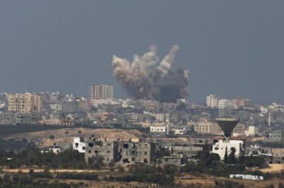 Smoke rises in the Gaza Strip after an Israeli strike August 8, 2014. REUTERS/Amir Cohen