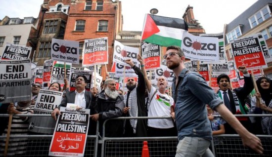 Protesters call for an end to Israel's military operation in Gaza, near the Israeli embassy in central London, August 1, 2014. Photo by AFP