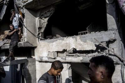 AFP/AFP - Palestinian boys gather in front of their destroyed home in the devastated neighbourhood of Shejaiya in Gaza City, on August 6, 2014