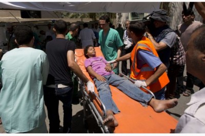A Palestinian girl, wounded following an Israeli military strike, arrives at the hospital in Rafah in the southern Gaza Strip, on August 3, 2014.