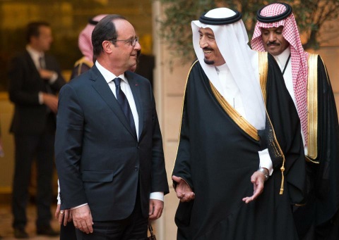 French President Francois Hollande (L) and Saudi Crown Prince and Defence Minister Salman bin Abdul Aziz al-Saudb at the Elysee Palace in Paris on September 1, 2014 (AFP Photo/Philippe Wojazer)