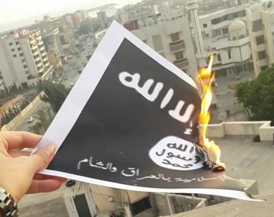 A group of young Lebanese started a trend by burning the flag of the Islamic State in public.