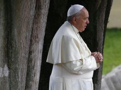 Pope Francis prays at the Austro-Hungarian cemetery of Fogliano in Redipuglia September 13, 2014. REUTERS/Stefano Rellandini