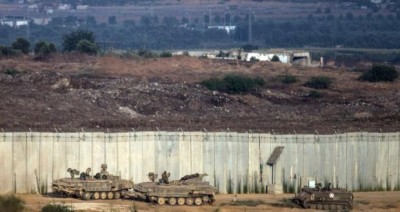 Israeli tanks sit at the wall separating Gaza and Israel 