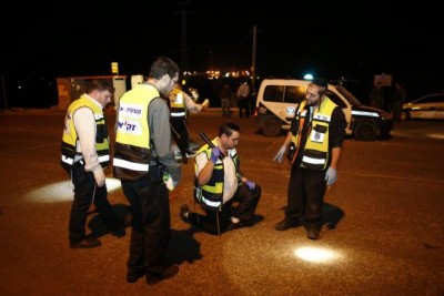 Members of the Israeli Zaka emergency response team survey the scene of a stabbing attack near the West Bank Jewish settlement of Alon Shvut November 10, 2014.    REUTERS/Ronen Zvulun