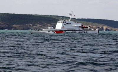 A ship carries out a search and rescue operation after a boat sank in the Bosphorus strait, near Istanbul November 3, 2014. Fisherman and coastguards pulled bodies from the sea at the mouth of Istanbul's Bosphorus strait on Monday after the boat believed to be carrying dozens of illegal migrants sank, Turkish authorities and a shipping agent said. 