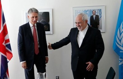 Iranian Foreign Minister Mohammad Javad Zarif (R) and British Foreign Secretary Philip Hammond 