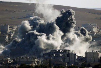 An explosion following an air strike is seen in central Kobani November 9, 2014. REUTERS/Yannis Behrakis