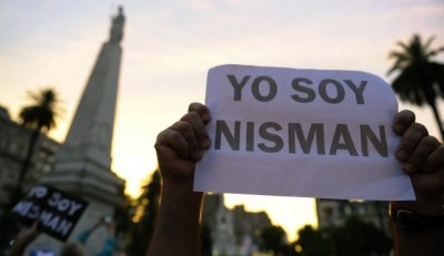 A man holds a sign reading 'I am Nisman' during a demonstration in Buenos Aires in the wake of the death of Argentine public prosecutor Alberto Nisman, January 19, 2015. Photo by AFP