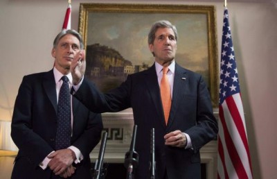 Britain's Foreign Secretary Phillip Hammond and U.S. Secretary of State John Kerry (R) deliver a statement at a press conference in London, February 21, 2015. REUTERS/Neil Hall