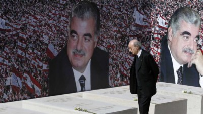 Lebanon's Druze leader Walid Jumblatt pays his respects at the grave of former Prime Minister Rafik al-Hariri, to mark the 10th anniversary of al-Hariri's assassination, in downtown Beirut, February 14, 2015. REUTERS/Jamal Saidi 