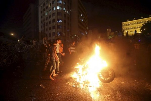 Protesters set a motorbike on fire during a protest against corruption and against the government's failure to resolve a crisis over rubbish disposal, near the government palace in Beirut, Lebanon August 23, 2015.  REUTERS/Hasan Shaaban