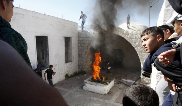 Palestinian rioters set fire in Joseph's Tomb in the West Bank city of Nablus in this April 24, 2011 file photo. Palestinians in the Israeli-occupied West Bank set fire to the Jewish shrine near Nablus and stabbed an Israeli soldier near Hebron on October 16 as tensions ran high after more than two weeks of violence. Israel's military said about 100 people converged on the tomb of the biblical patriarch Joseph in the northern part of the West Bank and set parts of it ablaze before Palestinian security forces arrived and pushed them back. ABED OMAR QUSINI/REUTERS