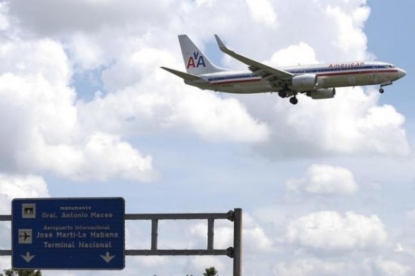 An American Airlines airplane prepares to land at the Jose Marti International Airport in Havana September 19, 2015.  REUTERS/Carlos Garcia Rawlins