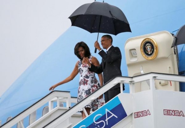 Former U.S. President Barack Obama and his wife Michelle exit Air Force One as they arrive at Havana's international airport for a three-day trip, in Havana March 20, 2016.   REUTERS/Carlos Barria