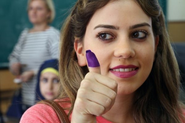 A woman shows her ink-stained thumb after casting her vote at a polling station in Beirut on May 8, 2016 ©Anwar Amro (AFP)