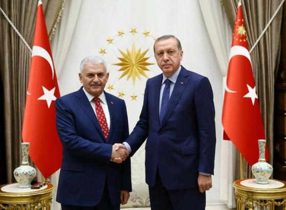 Turkish President Tayyip Erdogan (R) meets with  Prime Minister Binali Yildirim at the Presidential Palace in Ankara, Turkey, May 22, 2016. Kayhan Ozer/Presidential Palace/Handout via REUTERS