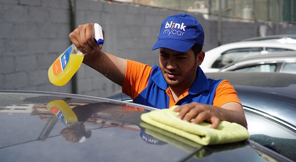 Blink My car train their Lebanese bikers for their waterless car wash services. (Image via Blink My Car) 