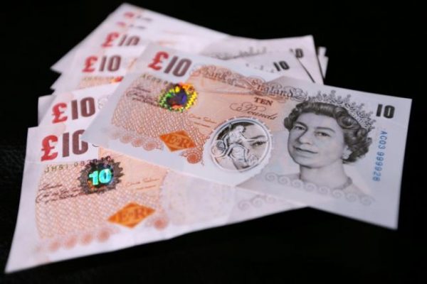 Sample polymer ten GB pound banknotes are seen on display at the Bank of England in London September 10, 2013. REUTERS/Chris Ratcliffe