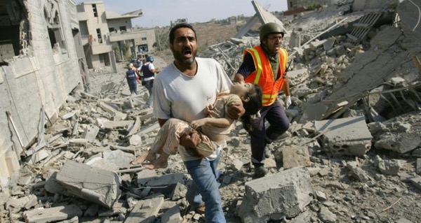 A man screaming for help as he carries the body of a dead girl, after Israeli air strikes on the southern Lebanese village of Qana, on July 30, 2006 ©Nicolas Asfouri (AFP/File)
