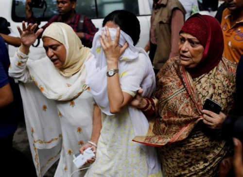 People react near the Holey Artisan restaurant after Islamist militants attacked the upscale cafe in Dhaka, Bangladesh, July 2, 2016. REUTERS/MOHAMMD PONIR HOSSAIN