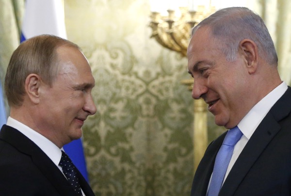 Russian President Vladimir Putin (L) welcomes Israeli Prime Minister Benjamin Netanyahu during a meeting at the Kremlin in Moscow, Russia June 7, 2016. REUTERS/Maxim Shipenkov/Pool - RTSGEFC