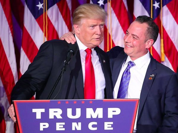 © Mark Wilson, Getty Images North America / AFP | Republican president-elect Donald Trump and Reince Priebus, chairman of the Republican National Committee, embrace in the early hours of November 9, 2016 in New York City 