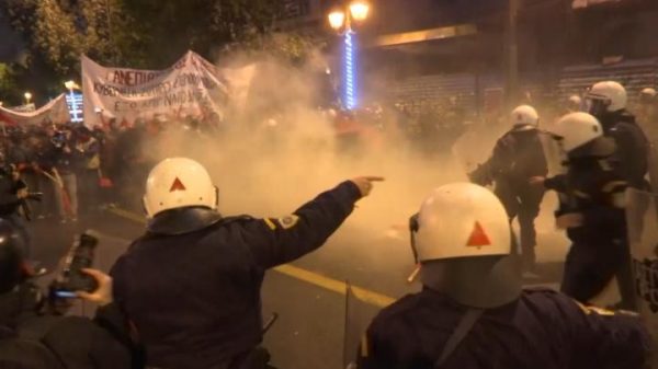 Thousands of people took to the streets of central Athens on Tuesday to protest Obama’s visit to the Greek capital, Reuters reports. The demonstrators initially planned to walk all the way to the US Embassy located in another part of the city, but the procession was disrupted as protesters clashed with police officers.