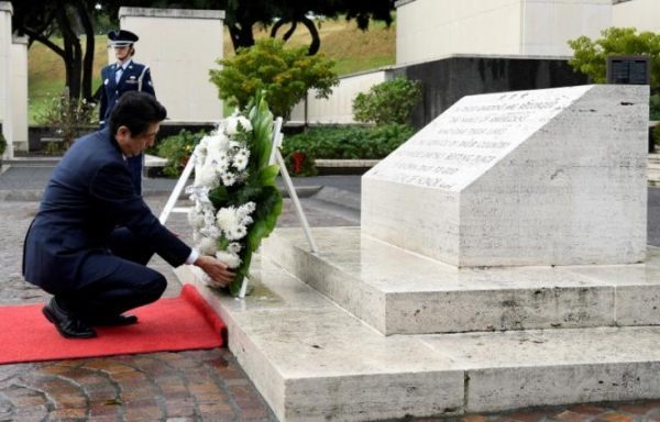 Japan's Prime Minister Shinzo Abe presents a wreath at the National Memorial Cemetery of the Pacific at Punchbowl in Honolulu, Hawaii, U.S. December 26, 2016. REUTERS/Hugh Gentry